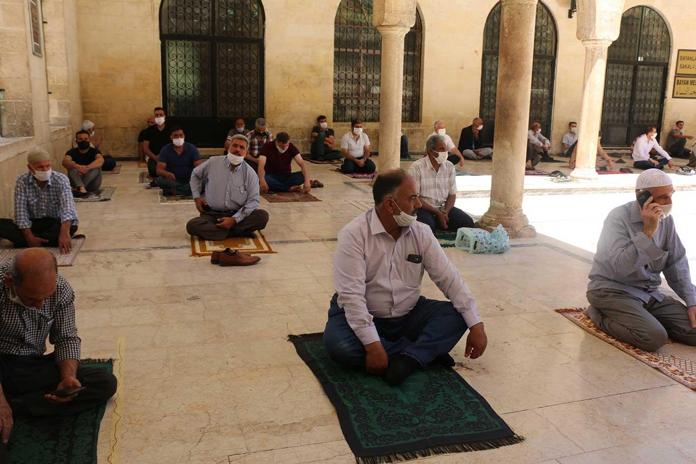 Şanlıurfa’da uzun bir aradan sonra ilk Cuma namazı kılındı